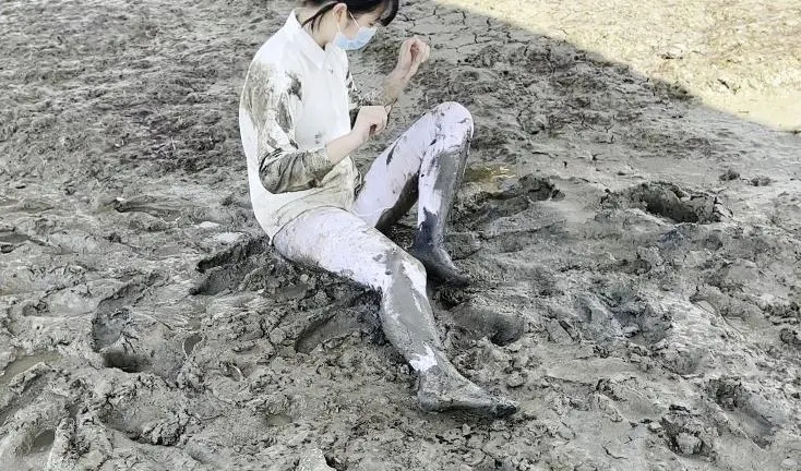 甜系lolita臭水沟玩脏泥+衬衣白丝泥地打滚-9