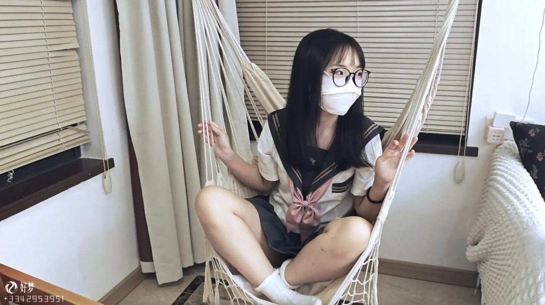 可爱乖巧的小萝莉，好不容易才争取到的，身体轻柔易推倒，天气冷还穿着JK，帮她涂身体乳，TK欺负她，少女裸足的手感真是好-6