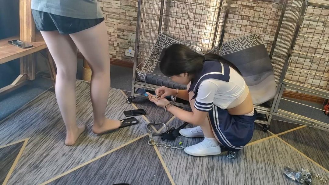 【逃脱游戏完整版】紫涵被封闭感官塞进笼子里，前来救她的杨若琳同样被禁锢手脚，她们能顺利逃脱吗？-7