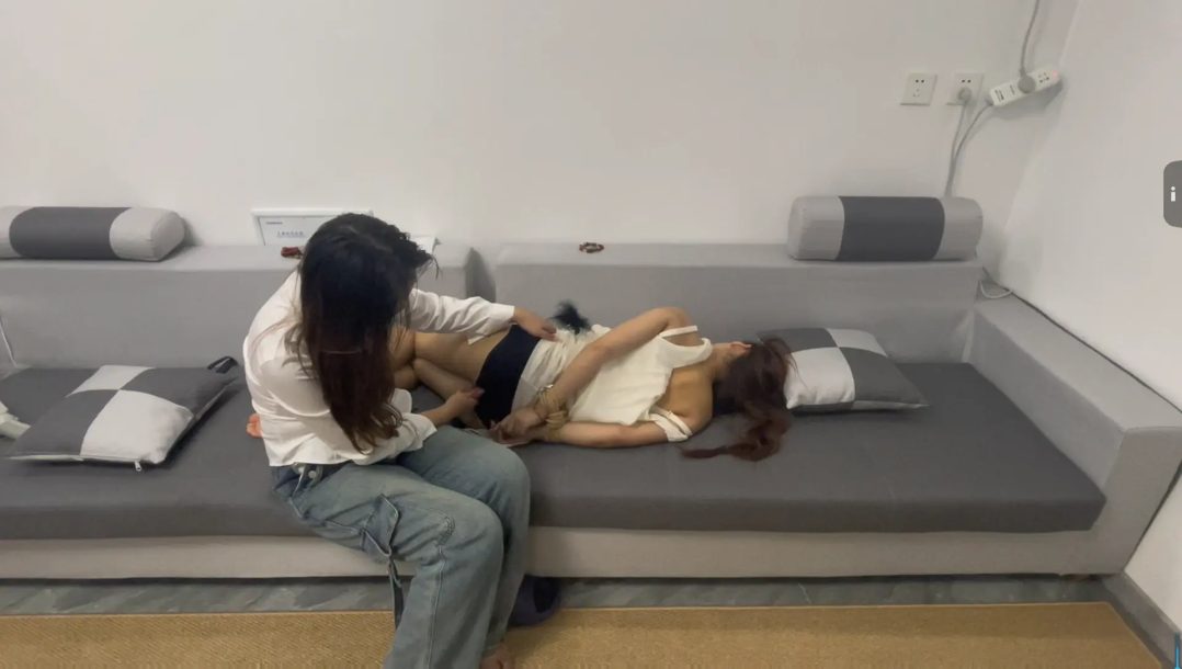 原创 春春帮闺蜜照顾独自在家的妹妹盈盈 女女TJ 舔脚闻脚-2