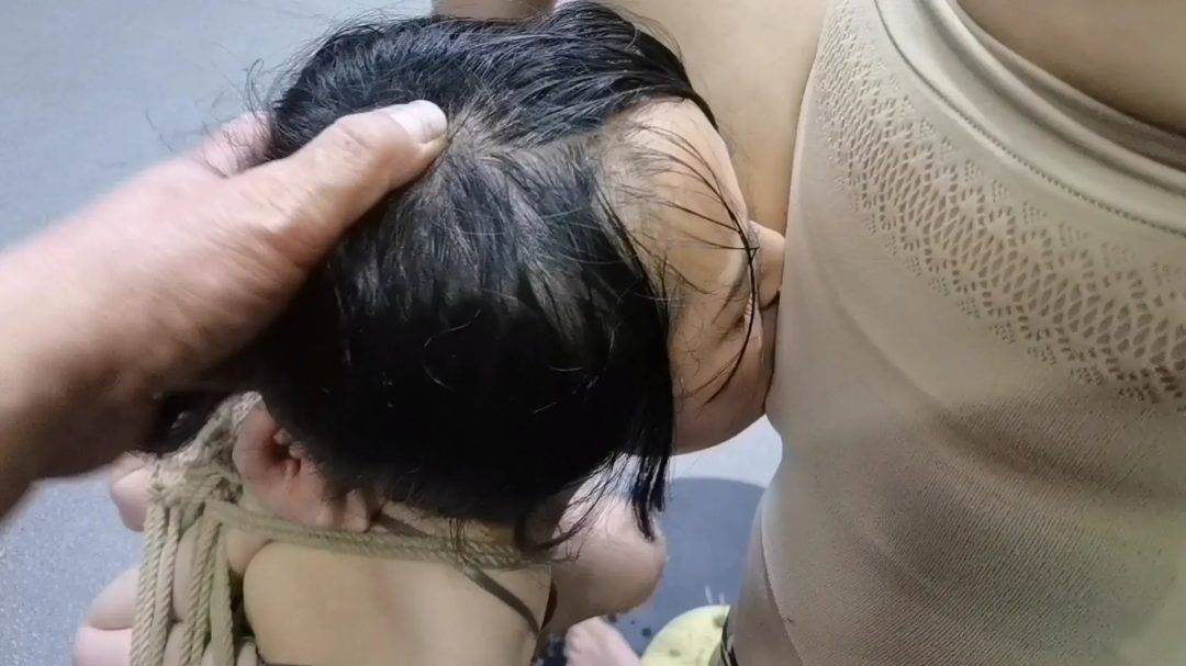 艺仙儿又被强制田下面,柔仙儿经不住骚扰和折磨禁不住潮喷到艺仙儿嘴上.....-6