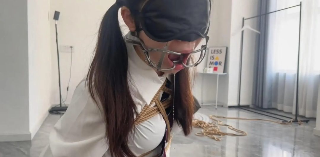强制分腿震动 ，前手吊缚高强度sp，释放口水，欧式直臂 蟹缚皮革头套绝闷憋气昏迷-4