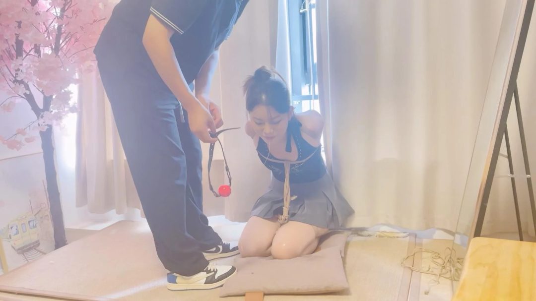 定拍奥特曼新模：兼职学生妹 欧式直臂跪缚口球长时间放置-7