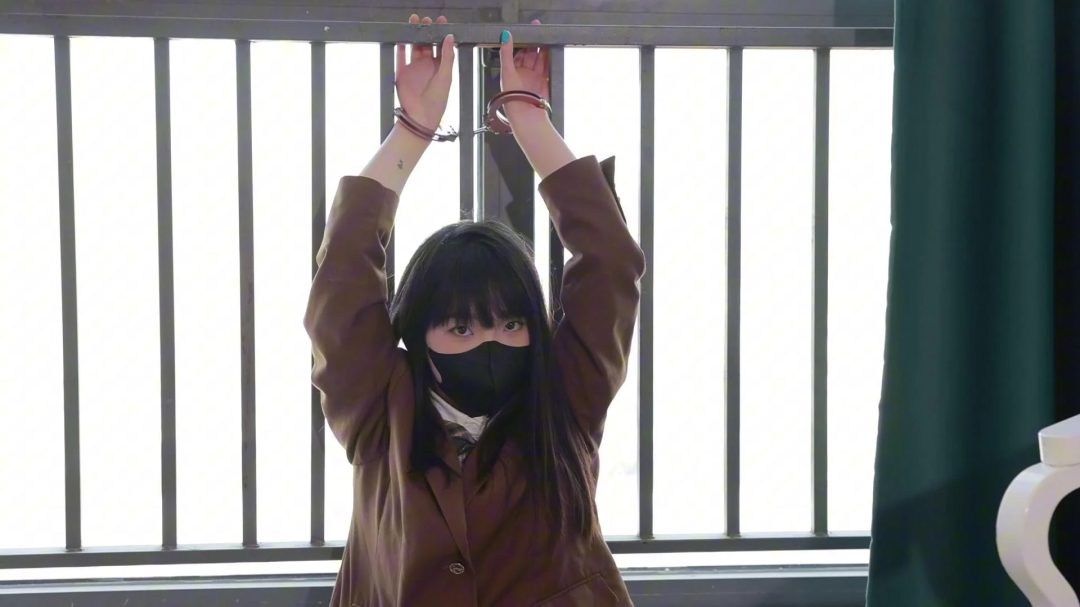 裸足JK被束缚固定在暖气管道上，无助的等待-5