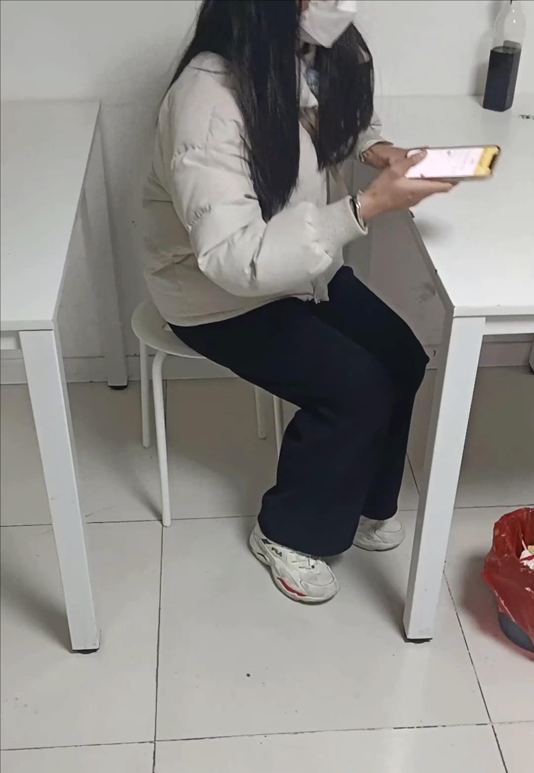 模特带着铁链子去饭店买饭-3