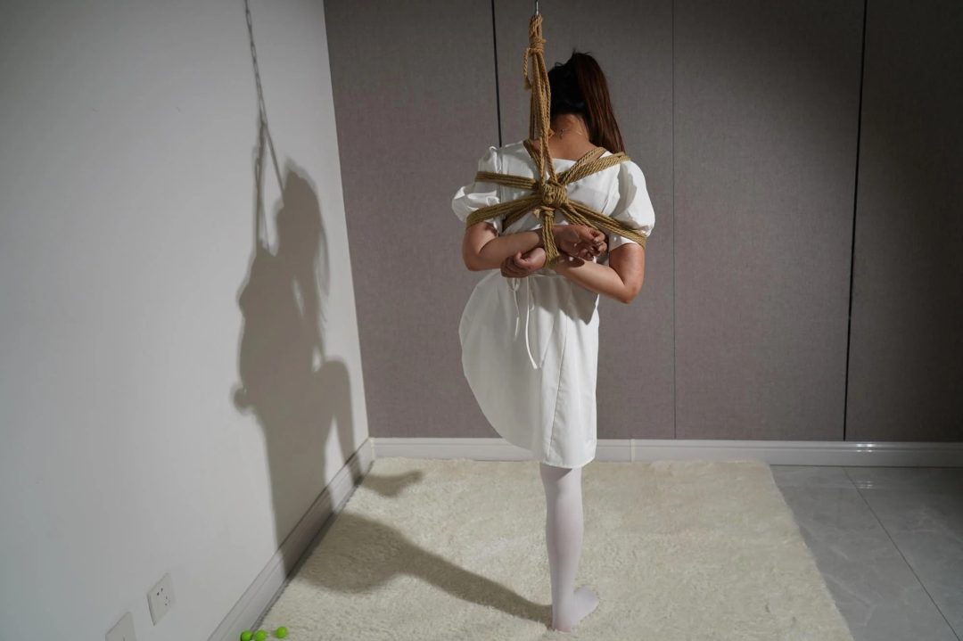 生妹体验绳艺捆绑之“小狗吐球”游戏挑战遭惩罚 日式反绑 白丝 挠痒 眼罩 蒙眼-6