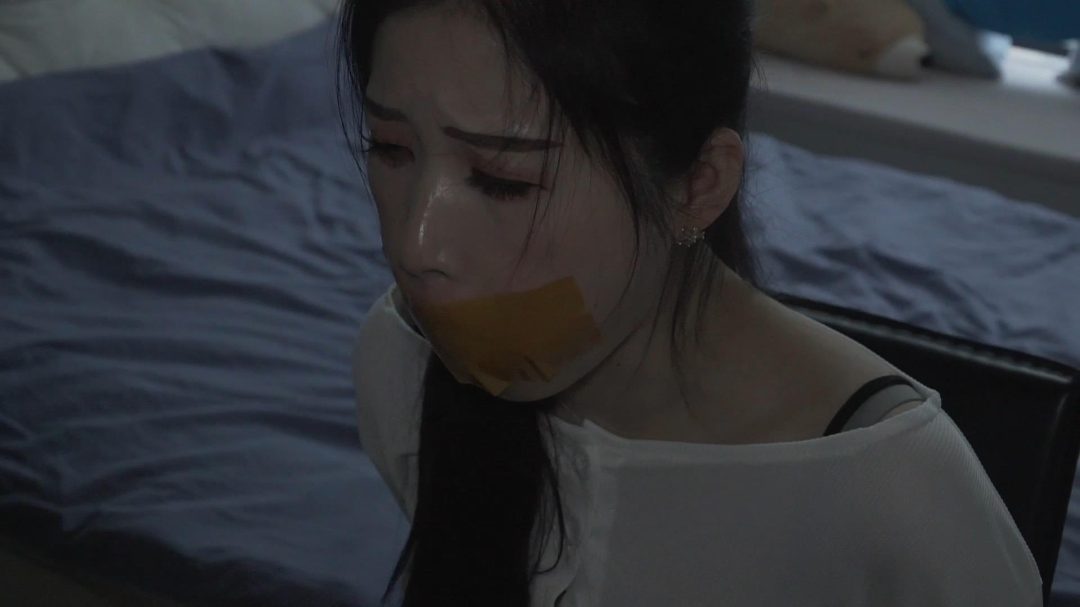 裤里丝美女被入室抢劫，黄色胶带捆绑，袜子堵嘴，丝袜套头-7