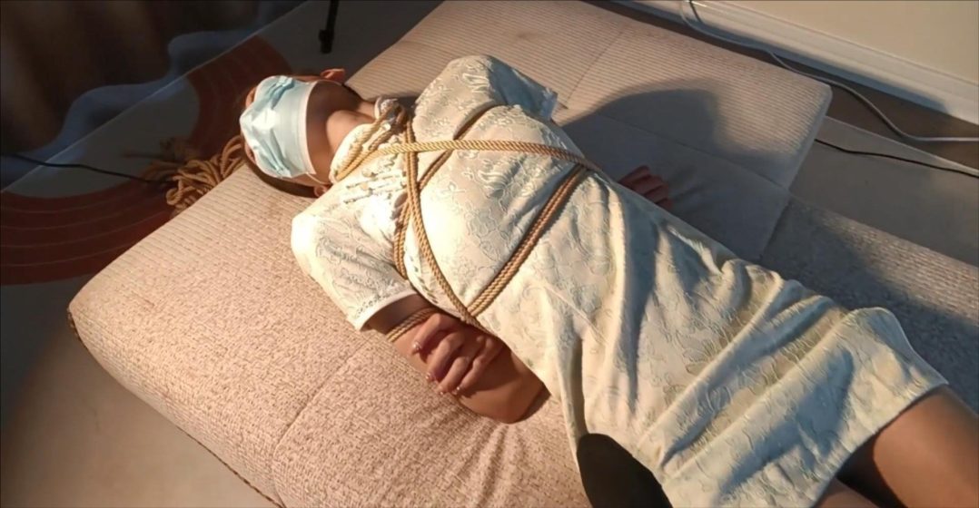 长腿欣悦，素黄小旗袍肉丝绳虐，花样禁锢第一季、完美的羞耻禁锢，适合慢慢的玩-16