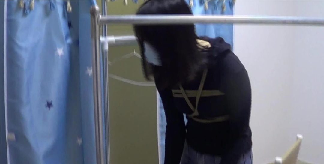 铐住我的手 让我自己找钥匙 结果放在一个我拿不到的地方 时间到了居然把我固定在床上丢着不管 最后都哭了-4