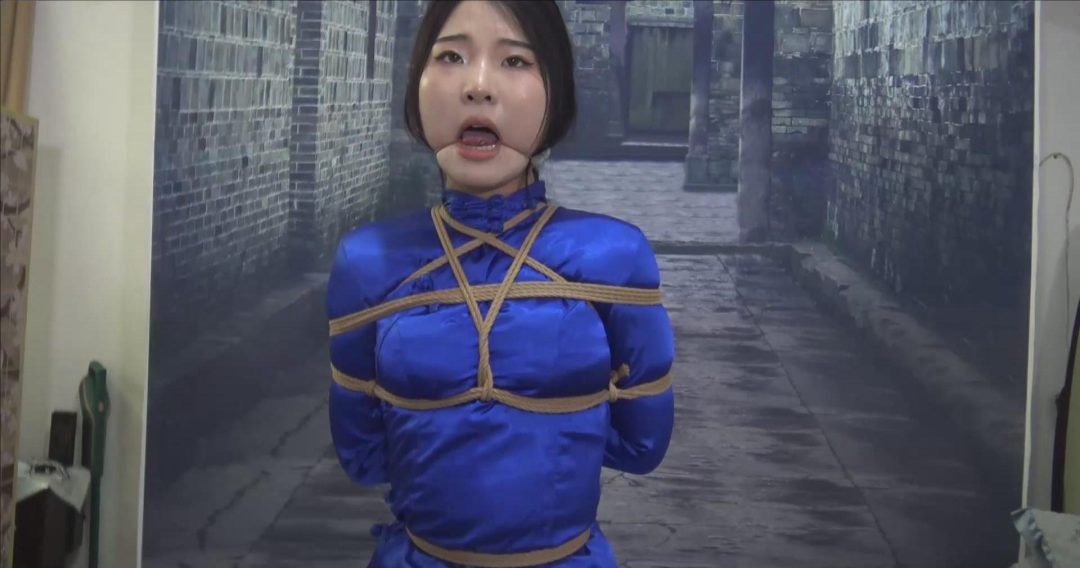 《极限紧缚 》 空姐被绑架回来，被各种捆绑，还把舌头给绑上-4