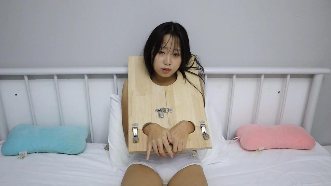 软妹婉婷 偷玩室友镣铐被发现 棒棒惩罚 挠脚挠全身TK 手铐脚铐脚趾铐-12