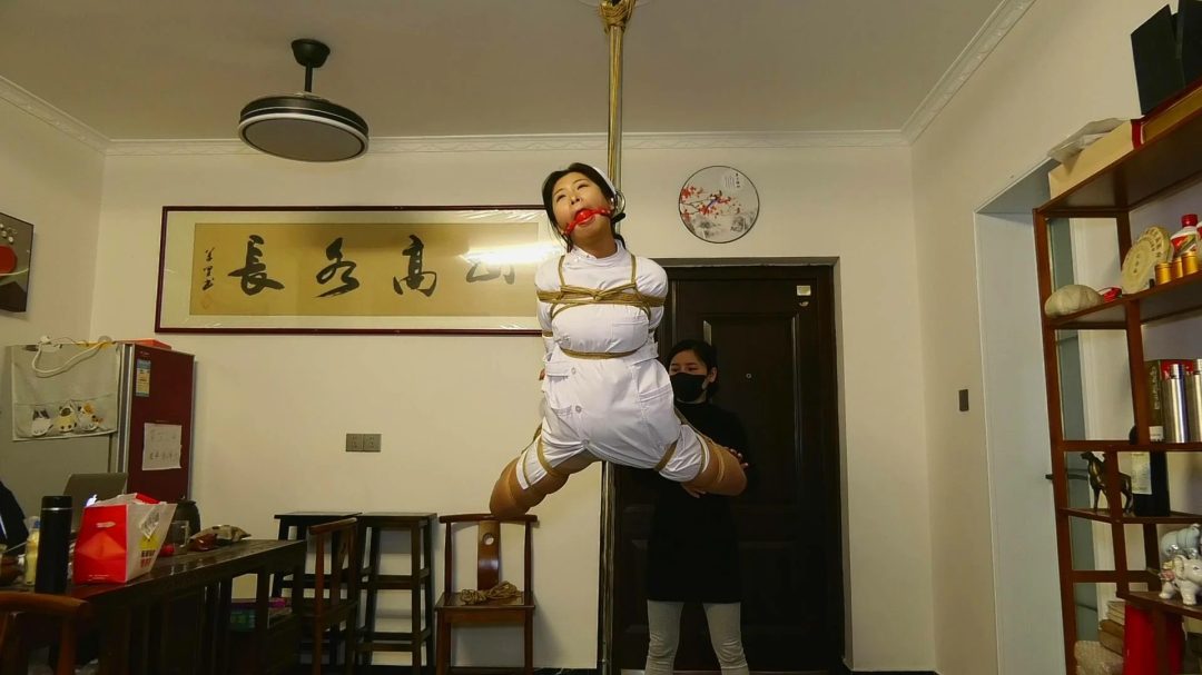 被悬吊的女护士-1