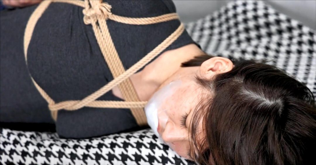 妞妞，牛仔裤短发妹的小爱好第三季，两天白袜原味+透明胶带，原味封堵全程特别展示，白嫩小巧可爱丫丫TK把玩-7