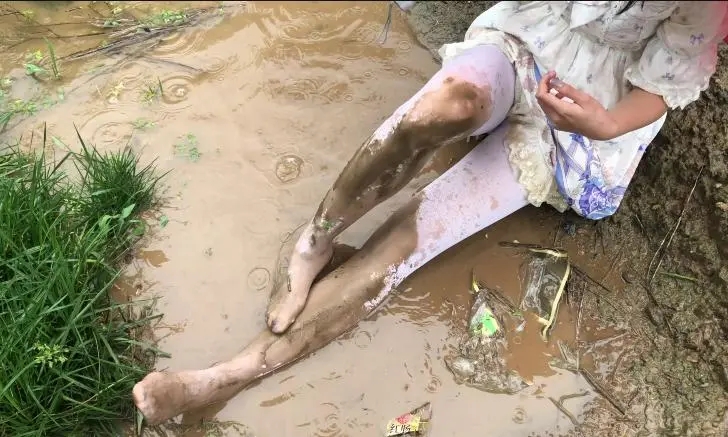 lo裙白丝雨天泥地弄脏 下水道打滚-5