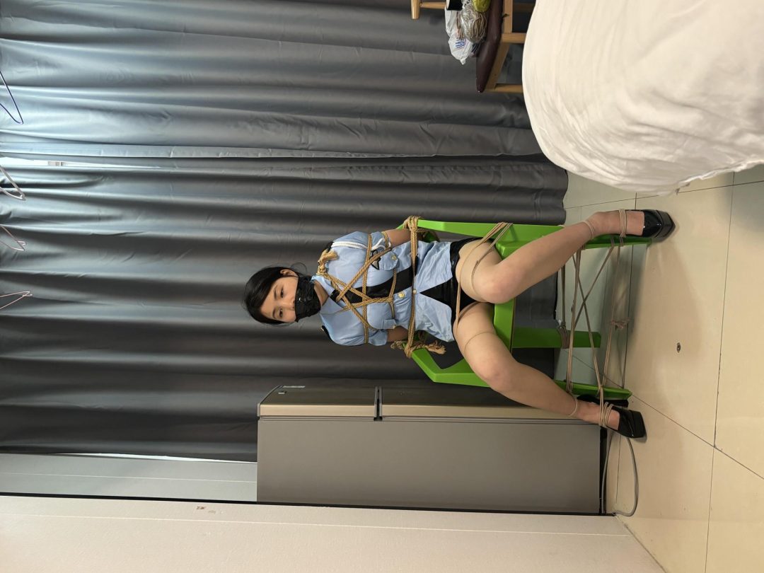 雨柔2 搜查官衬衣+黑色短裙+肉色丝袜+黑色红底高跟鞋-5 雨柔2 搜查官衬衣+黑色短裙+肉色丝袜+黑色红底高跟鞋-5