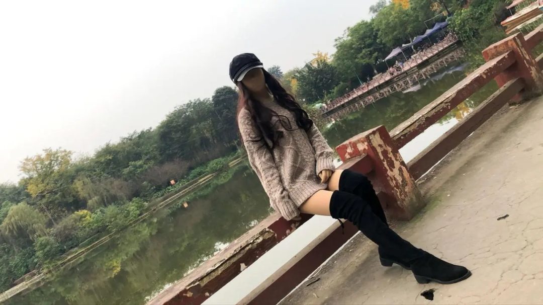 凡家日常zentai外出，异样的眼光是小晓的兴奋剂，露出欲望太强，一路的嬉戏打闹-8