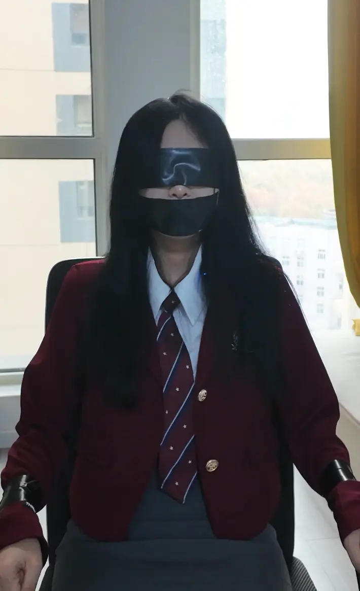 黑丝学院风妹妹被绑捆在家 黑胶带封嘴苦苦挣扎-5