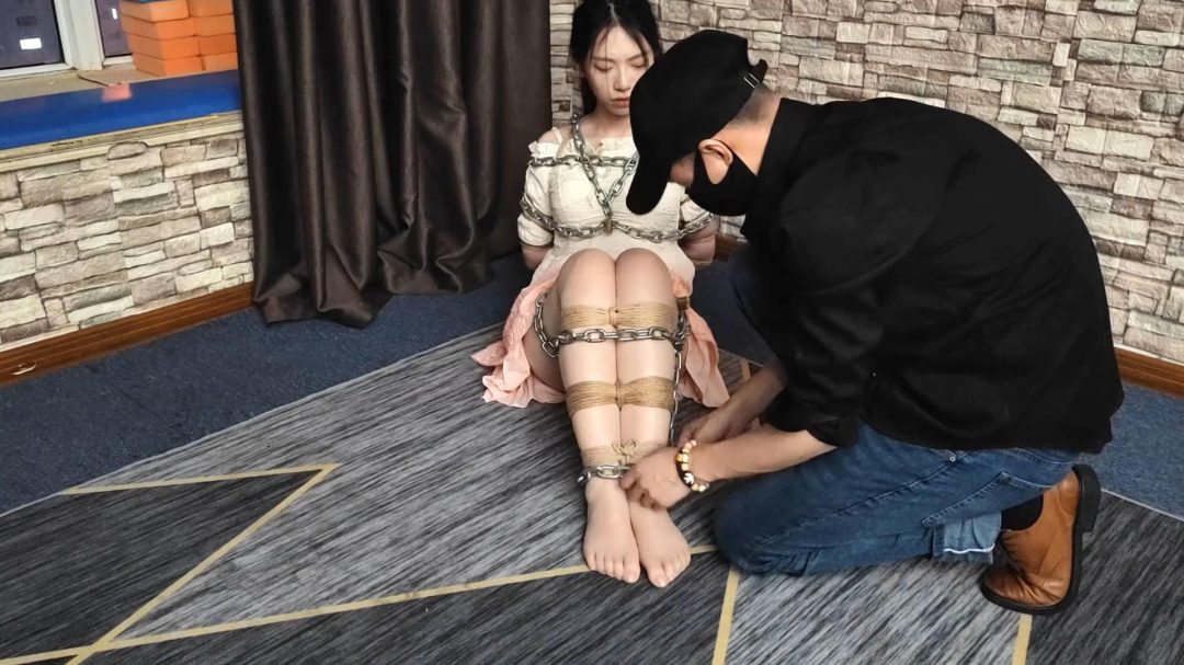 一绳所爱定拍————卢曼莹被劫持，惨遭捆绑放置，头发悬吊+严密驷马捆绑-5