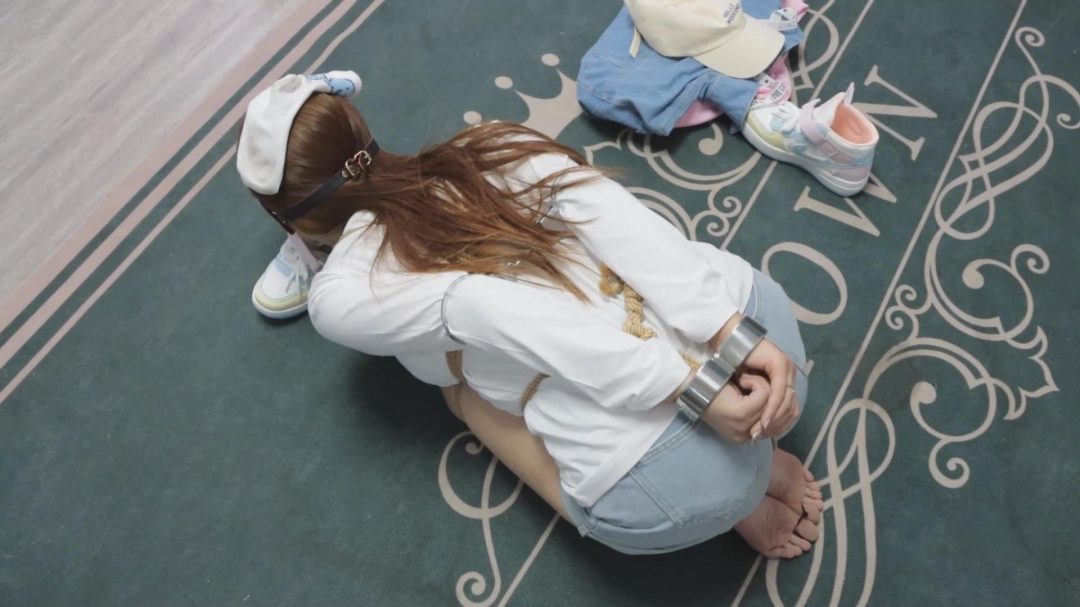 【绝版模特蜚】【得意客定拍】《不良少女改造计划3》重回现场下跪认罪，原味堵嘴+闻鞋虐臀虐足，将打拳的苗子彻底改良！-8