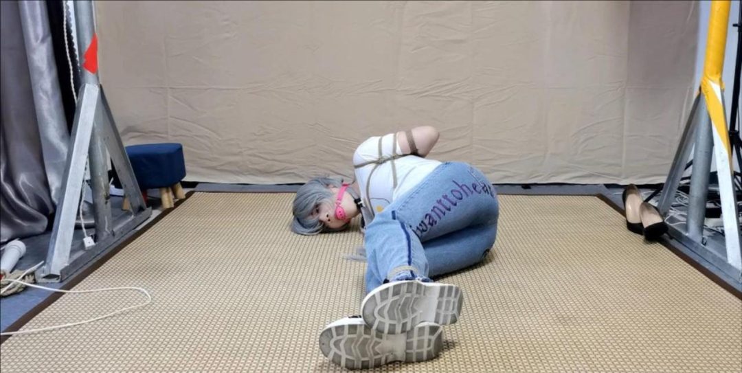 大号口球、牛仔裤、白袜后观音、股绳驷马，初TK，微胖女生很敏感，挣扎的很卖力-6