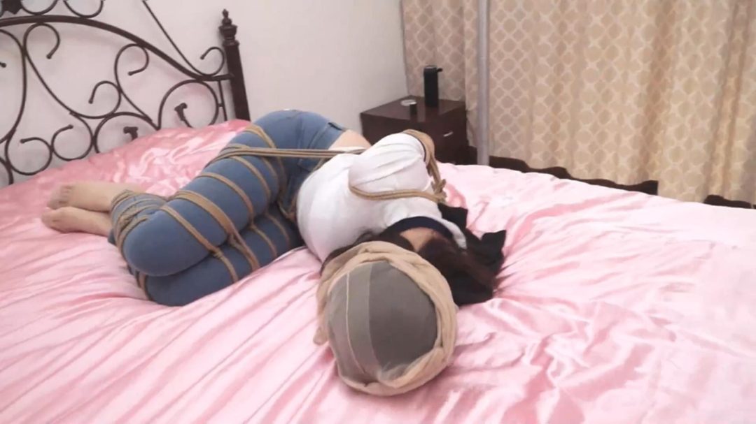 逍遥订制—高挑模特被紧密捆绑，30分钟紧缚挣扎，驷马捆绑折磨。-11