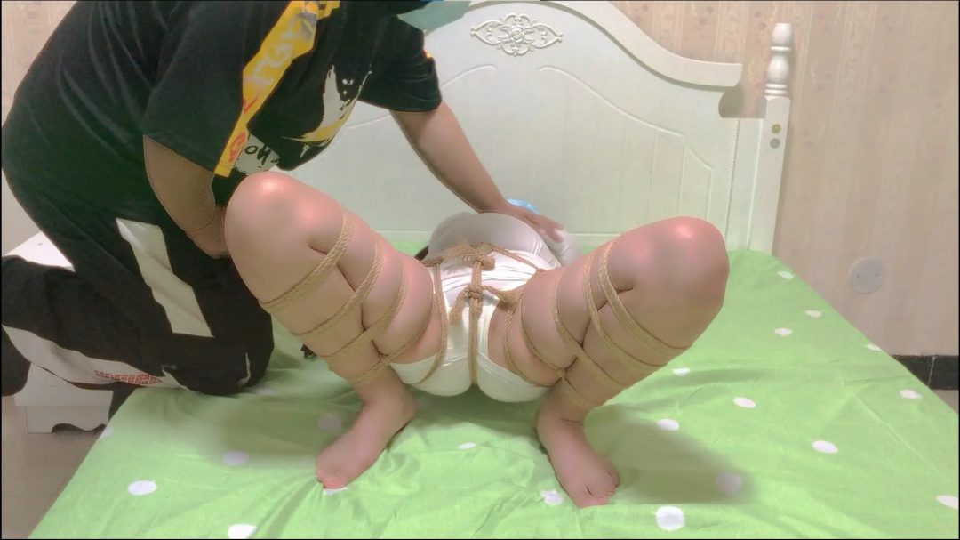 白色睡衣捆绑调教不听话的【矿泉水】-2