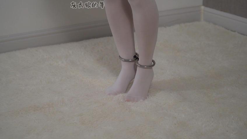 【灰太郎的羊】学霸少女挑战新游戏‘蜜蜂采豆豆\'，被强制踮脚尖站立，腿抖到抽筋-8