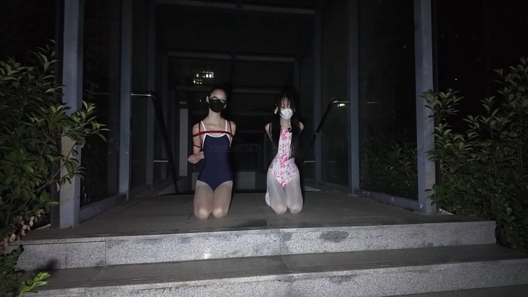 梦婷&霜喵 姐妹双人泳衣捆绑公园夜出，御姐与萝莉，也是梦婷首次外出视频，结束了还要绑着回家-3