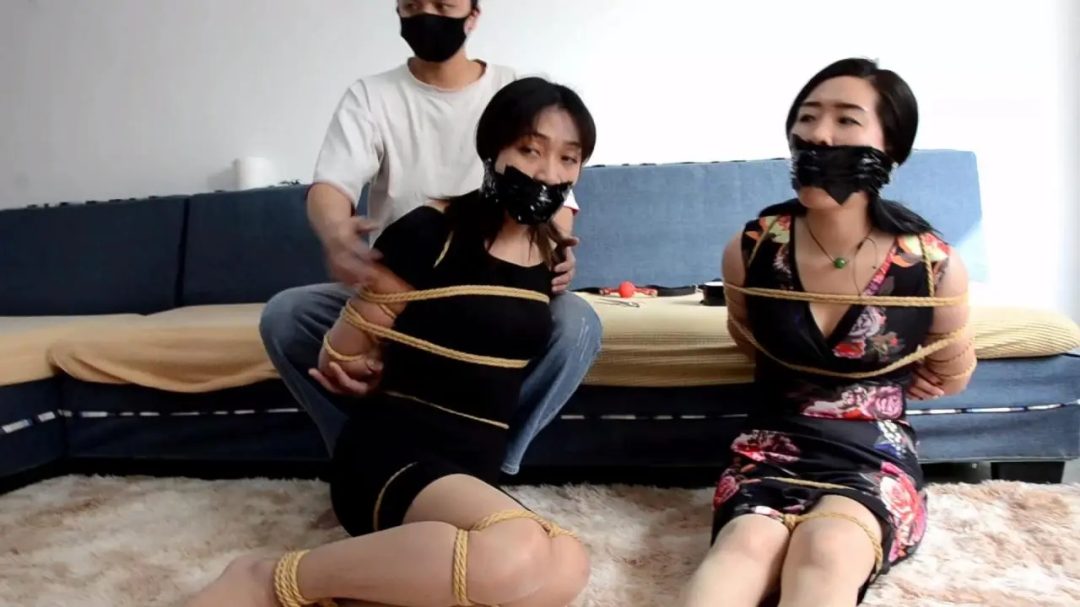 珍藏定拍:姐妹讨债绳劫(姐妹二人上门要账却惨遭雌雄大盗欺骗捆堵折磨)-14 珍藏定拍:姐妹讨债绳劫(姐妹二人上门要账却惨遭雌雄大盗欺骗捆堵折磨)-14