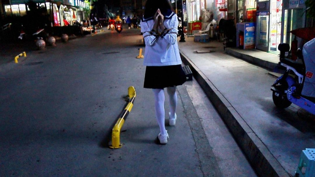 白丝水手服并肘极限后手观音外出，穿戴链条大腿环全身锁死，暗锁衣服没有钥匙可没法打开-4