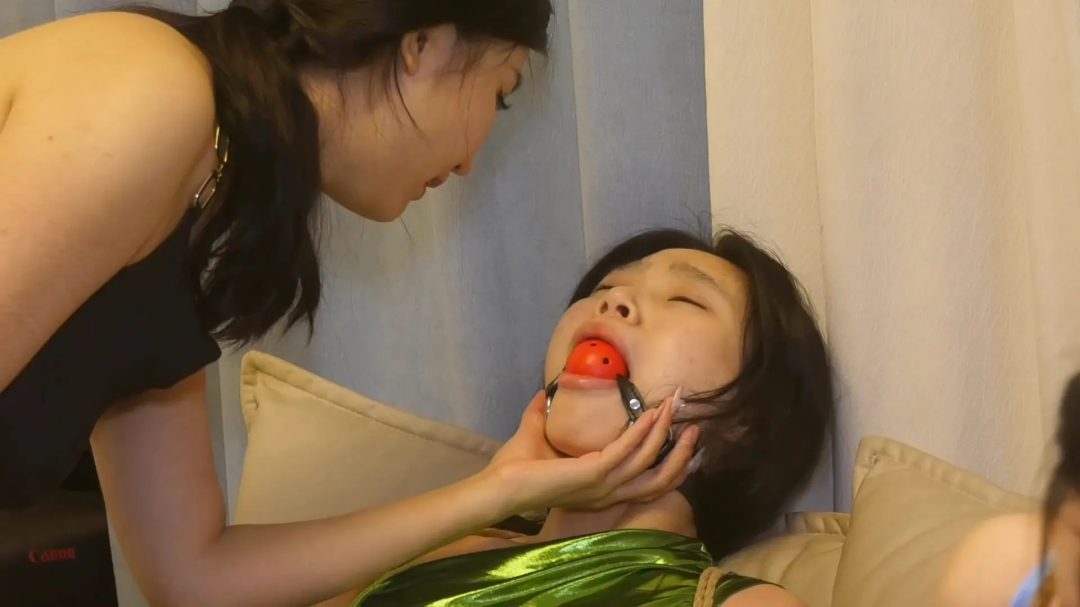 定拍转公映 新片《劫中劫》 下集 两个女劫匪拿到钱后把女主人和另一个美女捆绑堵嘴丢家里离开-8