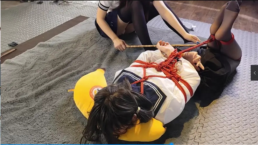 新人樱花妹和小钰 黑丝 丝袜堵嘴 绝缘胶带zx 双人 女调女-4