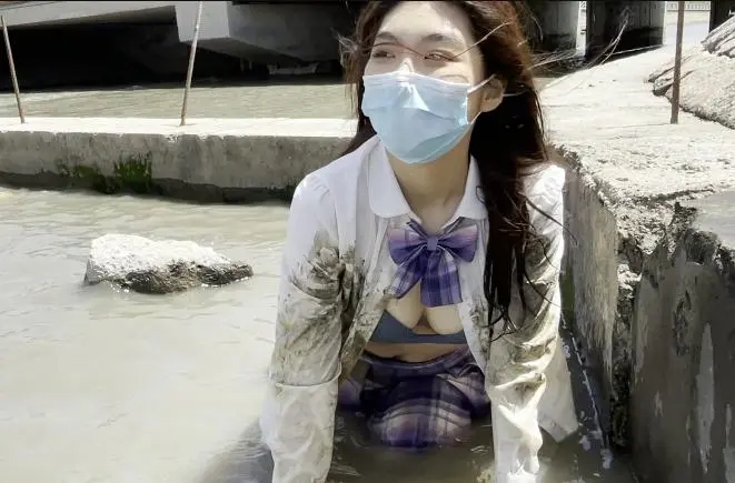 白丝jk女海边滩涂玩水弄脏-5