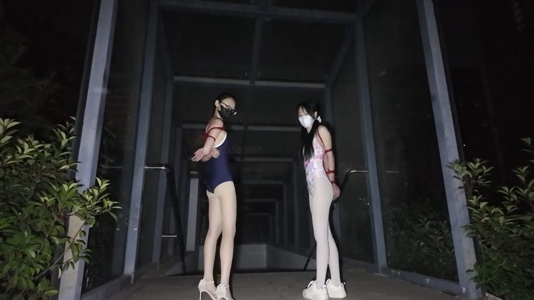 梦婷&霜喵 姐妹双人泳衣捆绑公园夜出，御姐与萝莉，也是梦婷首次外出视频，结束了还要绑着回家-1