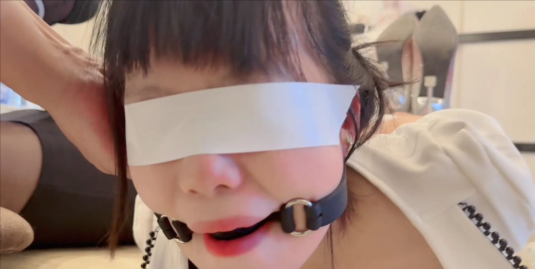 捆绑前的调教 扎带驷马 蒙眼 口球堵嘴 tk打脚心-5