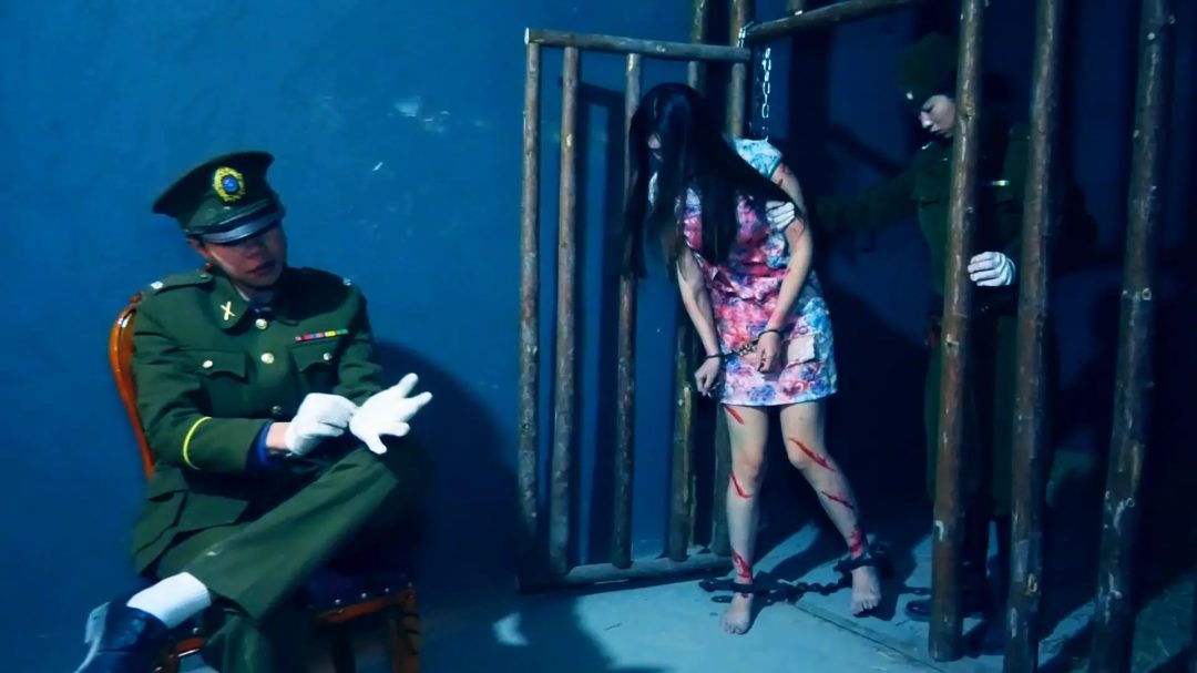 定拍女烈片《红岩英烈 2》 下集 敌人在对沈林芳和蔡美霞严刑逼供被折磨的遍体鳞伤最后被杀害-3