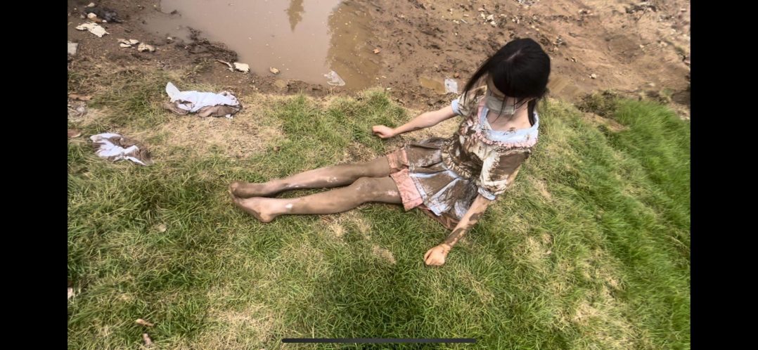 真实小区垃圾站臭水沟淤泥白丝软妹重口调教-3