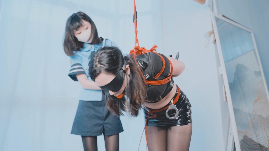 日系甜妹VS美系御姐，瘦弱甜妹捆绑丰满御姐！-5