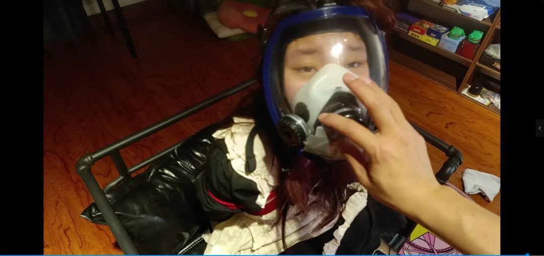 小钰老师的反差修女深度调教 充气深喉口塞 强制踩头训练 桌子上的驷马震动强高放置 紧密拘束防毒面具-5