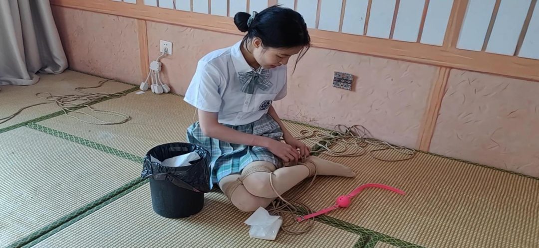 娜娜大号口球堵嘴《日式并腿海老和日式极限驷马放置》及访谈，大号口球撑满嘴，只能任凭口水一直流驷马拉得太紧给娜娜痛得挣吟-12