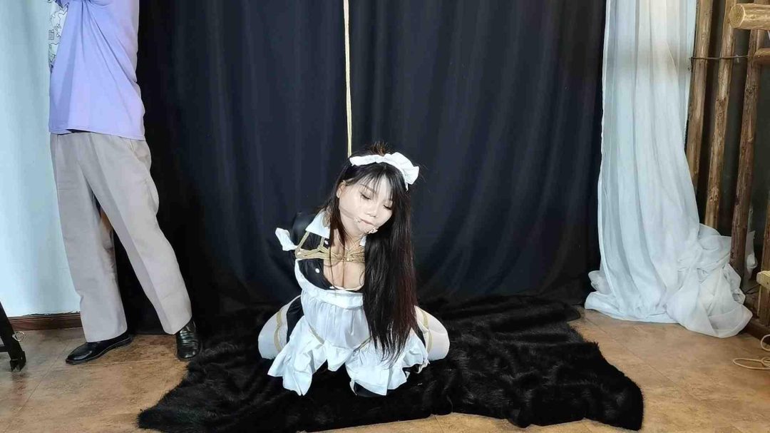 嫣儿定拍 日式白丝短裙女仆装吊腿坐及M腿吊缚-8