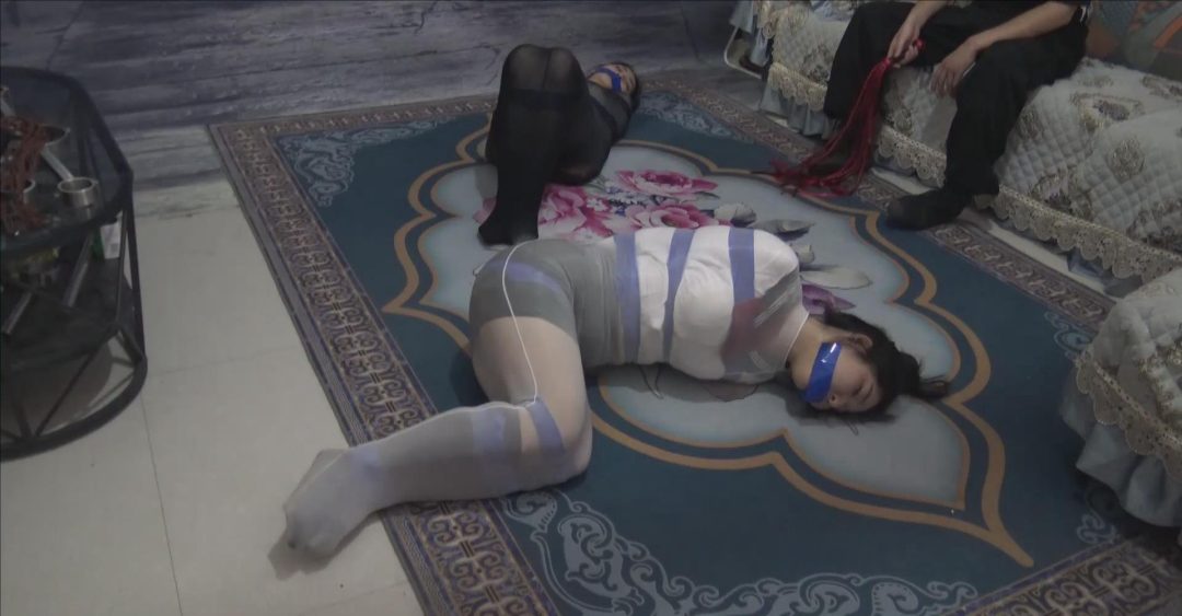 《胶带丝袜包裹两女M》 双女M被黑胶带一道一道捆绑的结结实实，外面又被套上丝袜袋，又被蒙眼堵嘴-5