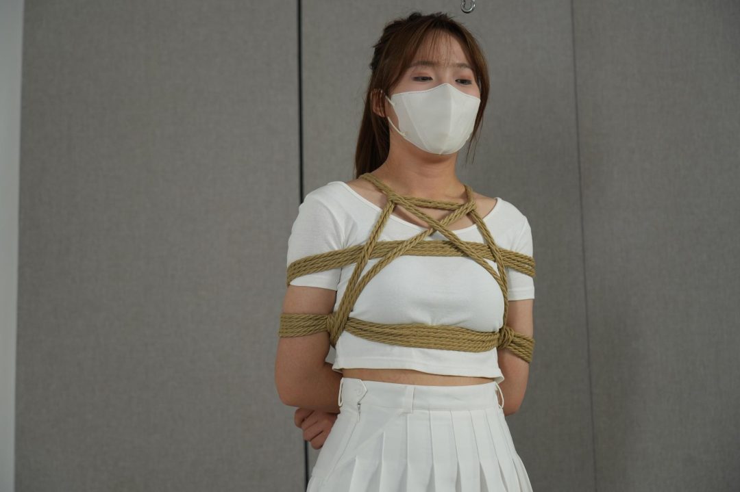 女大学生体验绳艺束缚惨遭单腿吊缚+日式捆绑+大字缚，挠痒痒口水直流！-2