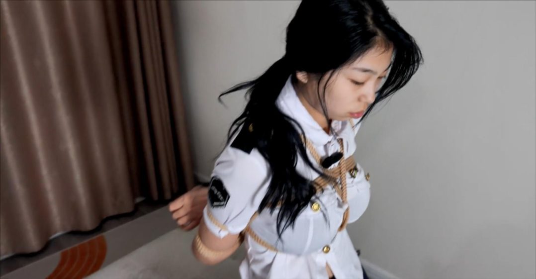 晴子脏白袜赴约全集，她穿来了、她吞下了两天没洗的脏白袜 ，原味封堵、驷马+震放置80分,一贯的坚忍与乖巧，严密捆绑和封堵状态下的绝美脚趾和手指，演绎一点小倔强-3