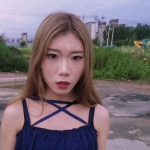 倒霉的少女月仙儿在光天华日之下遭抢劫,被M晕后装进行礼箱拉到密室里玩弄.....