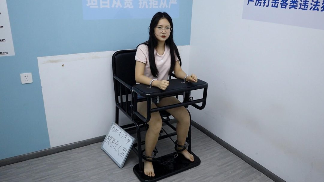 女犯果果出狱后 再次被捕 审讯审判处决 挠脚挠全身TK 手铐脚铐脚趾铐-10