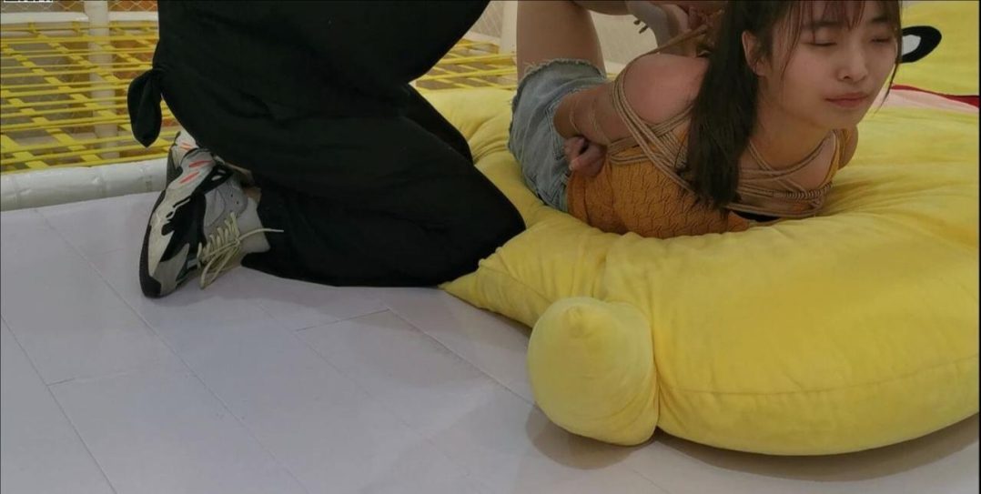 奥特曼：K-WEN的极限捆绑第二部，超极限驷马，单腿吊缚，捆绑蹦床-3