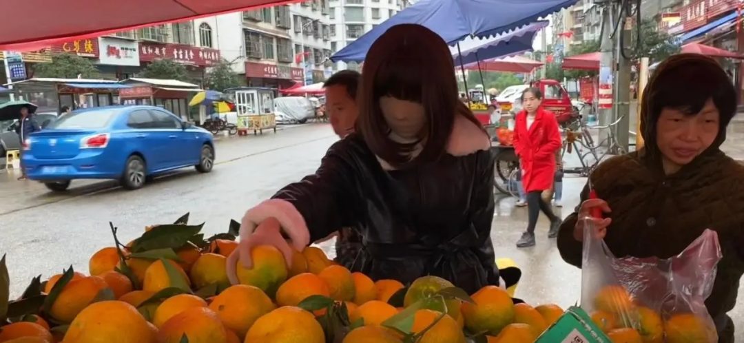 大白天的穿上ZENTAI赶集市买橘子超市买水是多么刺激的一件事。国内爱姬后第二ZENTAI妹！-2