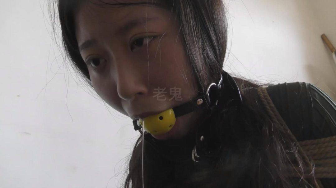 新胭脂扣《余栗闷热汗湿监禁折磨》【空姐重口原味丝袜堵嘴/酷暑放置/汗透/压舌口环嘴内喷射/旗袍厚丝】-5