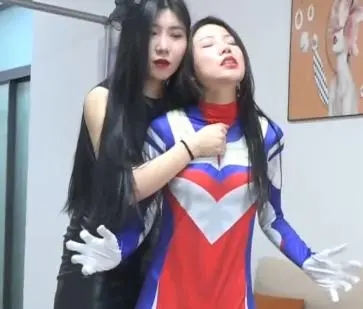 奥特女侠对战恶魔女皇-5
